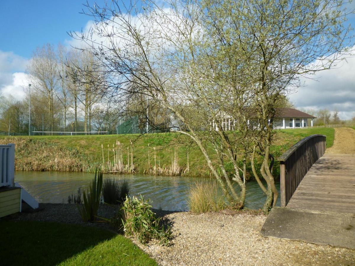 Liming Lodge - Lakeside Home In The Cotswolds South Cerney Dış mekan fotoğraf