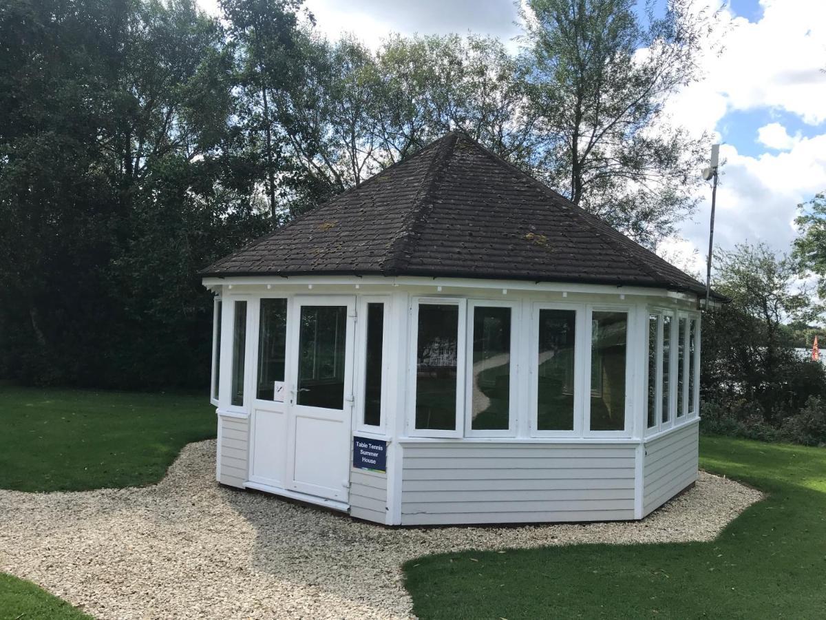 Liming Lodge - Lakeside Home In The Cotswolds South Cerney Dış mekan fotoğraf