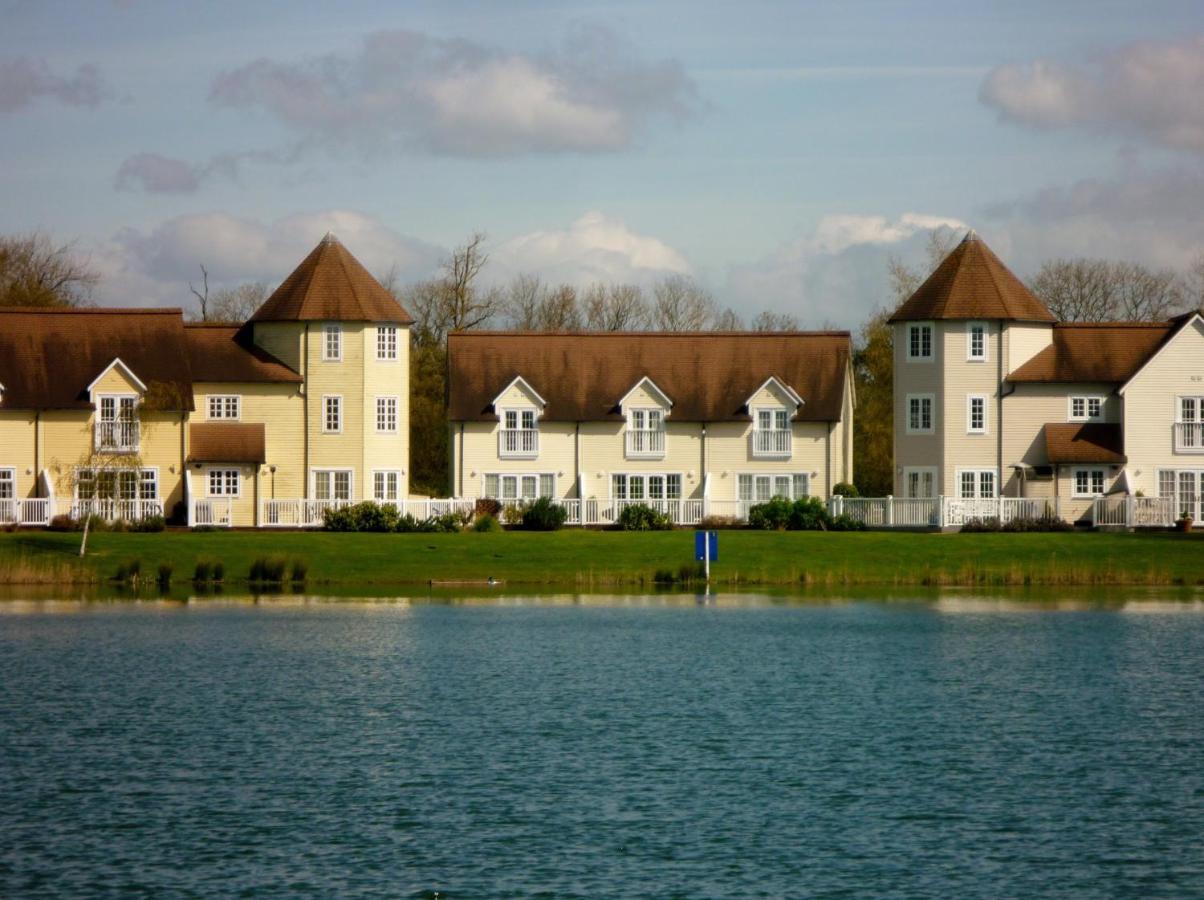 Liming Lodge - Lakeside Home In The Cotswolds South Cerney Dış mekan fotoğraf